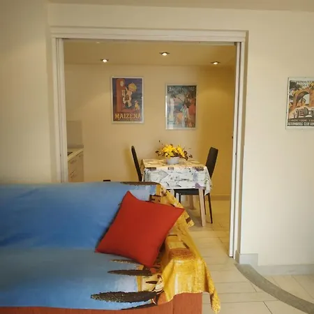 Joli Vue Mer, Vieille Apartment *