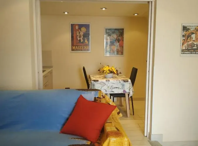 Joli Vue Mer, Vieille Apartment *